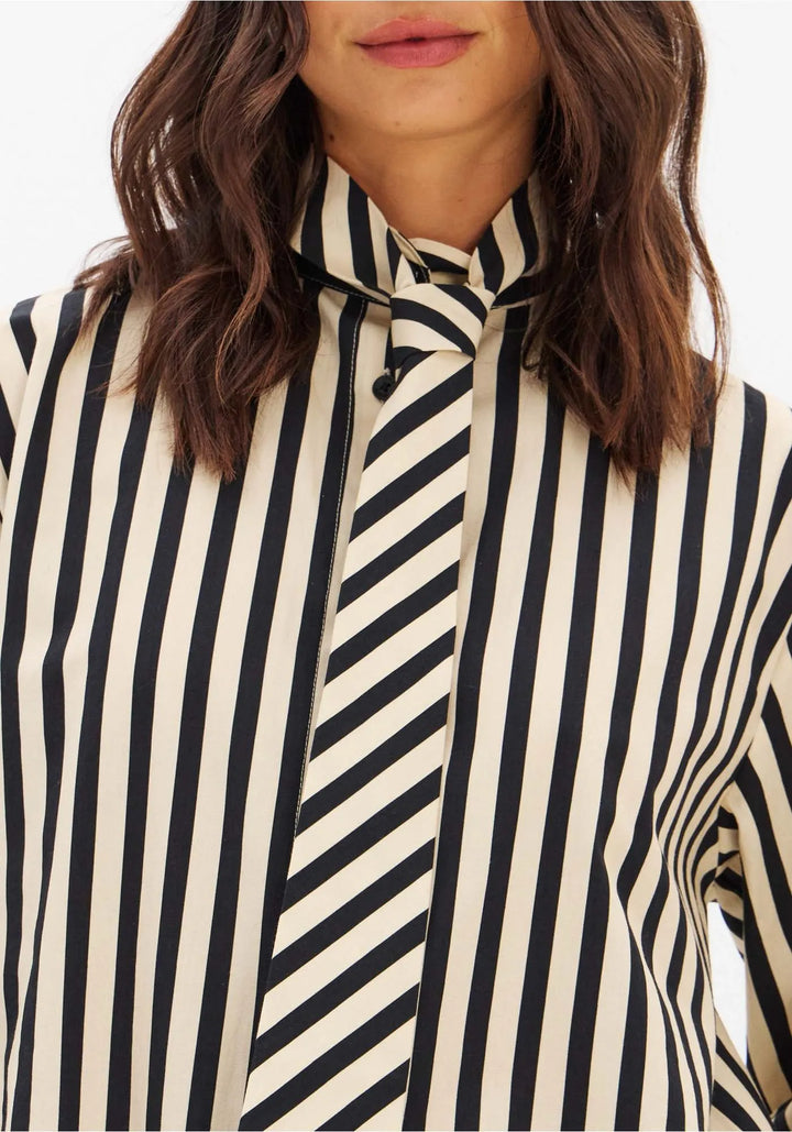 CAMISA CREME ÀS RISCAS PRETAS COM GRAVATA LANÇA PERFUME