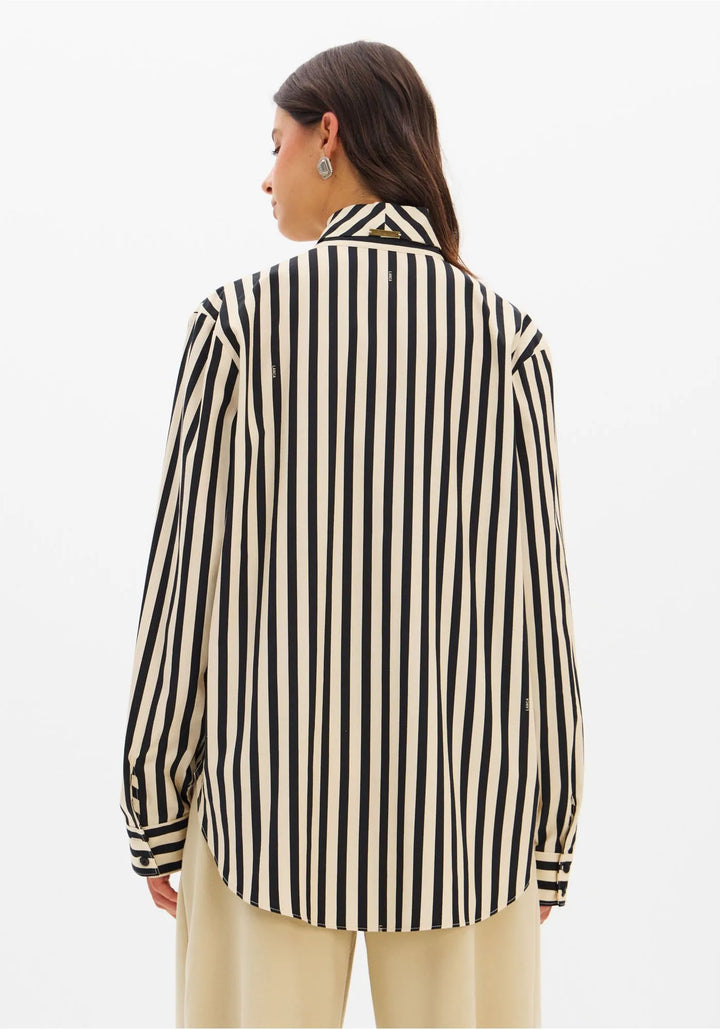 CAMISA CREME ÀS RISCAS PRETAS COM GRAVATA LANÇA PERFUME