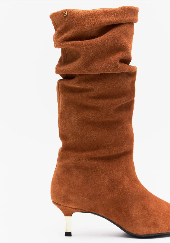 BOTA SLOUCH COURO CANO ALTO SALTO BAIXO LANÇA PERFUME