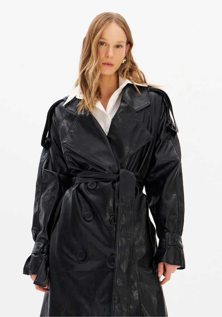 TRENCH COAT PRETO COM EFEITO ENVERNIZADO E CINTO LANÇA PERFUME