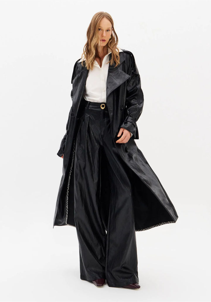 TRENCH COAT PRETO COM EFEITO ENVERNIZADO E CINTO LANÇA PERFUME