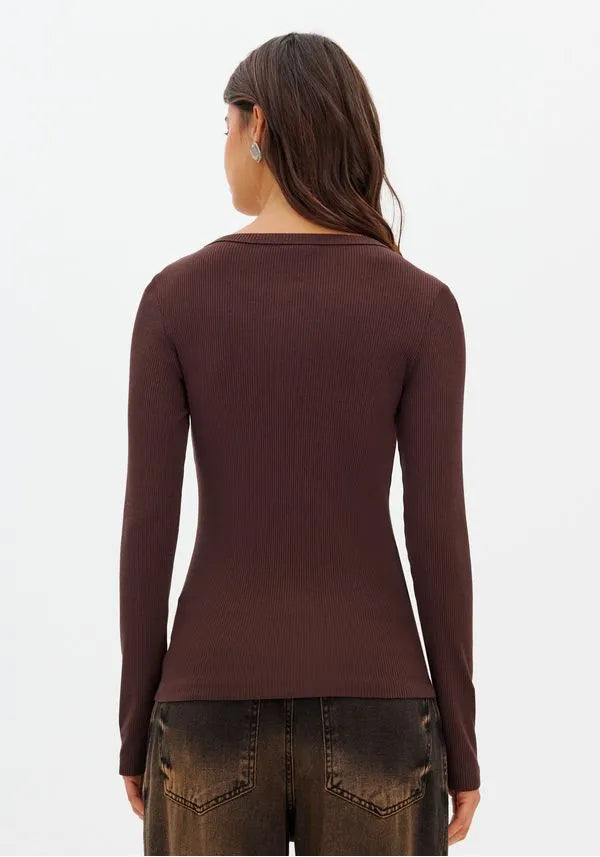 CAMISOLA CASTANHA CANELADA JUSTA COM DETALHE DOURADO LANÇA PERFUME