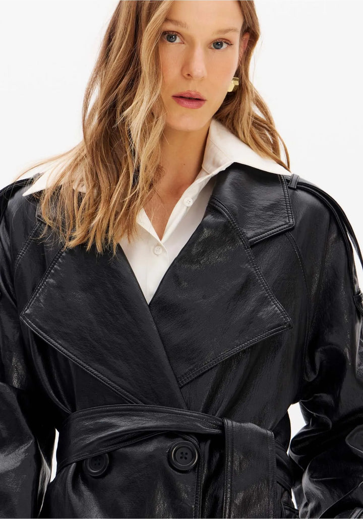 TRENCH COAT PRETO COM EFEITO ENVERNIZADO E CINTO LANÇA PERFUME