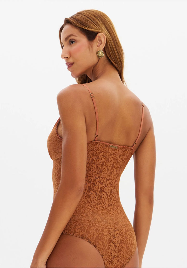 BODY CAMEL DE RENDA COM ALÇA FINA LANÇA PERFUME