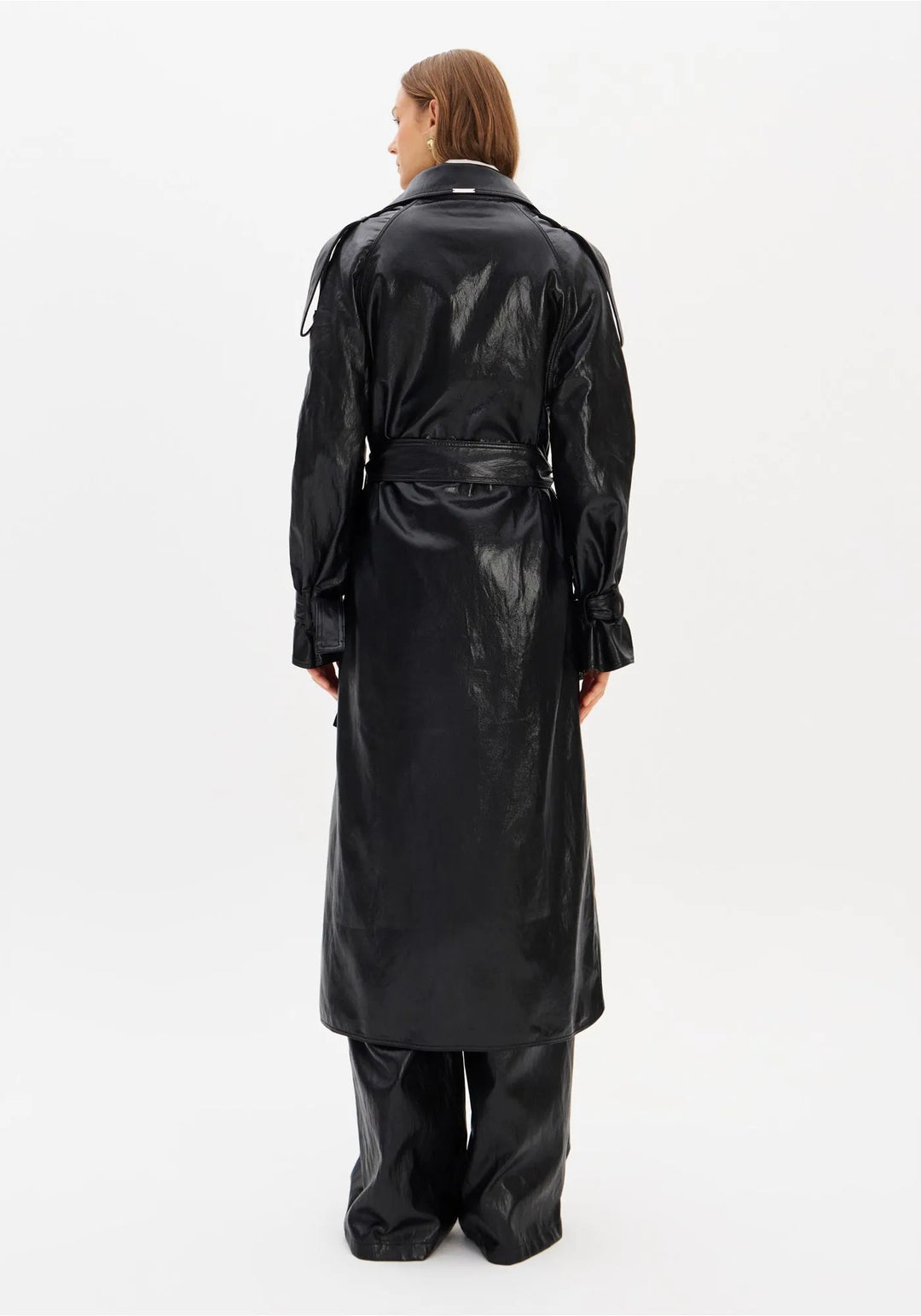 TRENCH COAT PRETO COM EFEITO ENVERNIZADO E CINTO LANÇA PERFUME