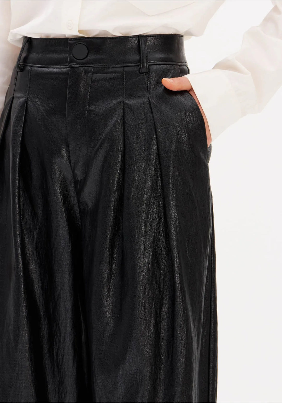 CALÇA PRETA RETA COM PREGAS LANÇA PERFUME