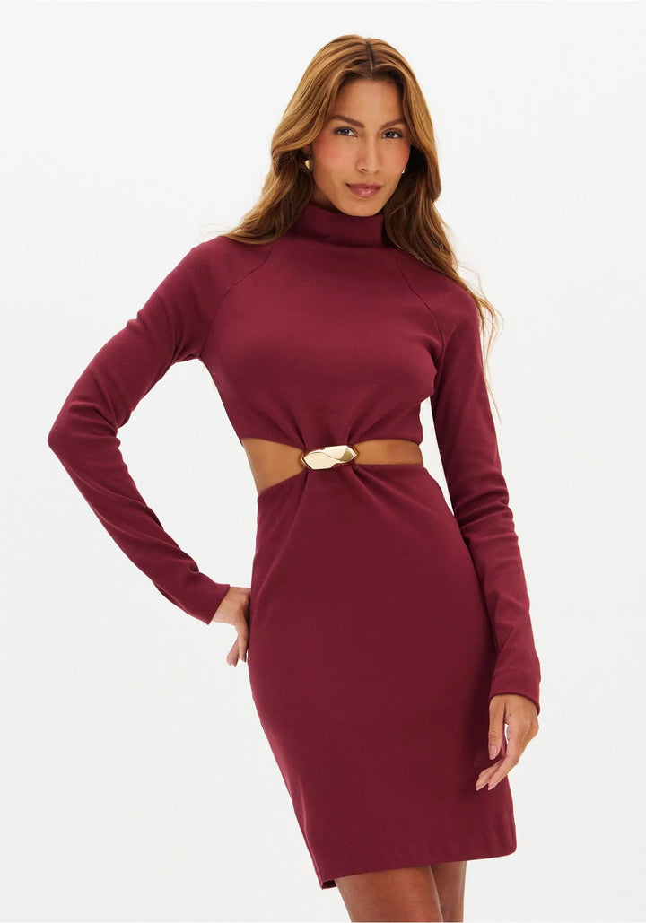 VESTIDO BORDÔ COM RECORTES LATERAIS E APLICAÇÃO DOURADA LANÇA PERFUME