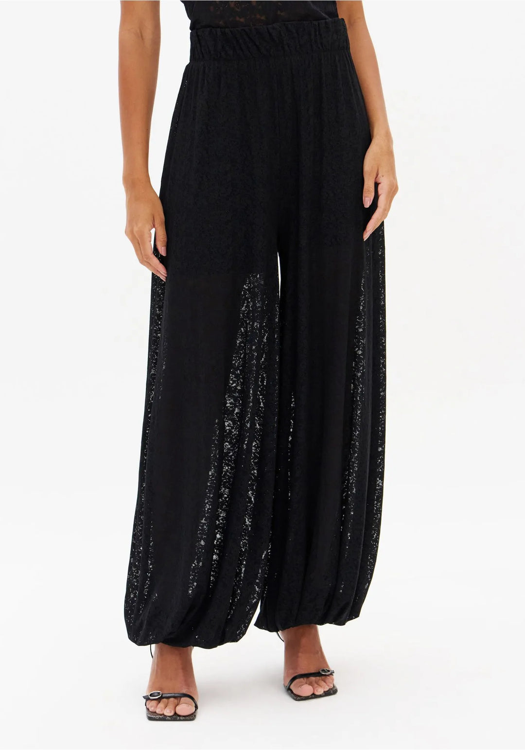 CALÇA PRETA ALADINO EM RENDA LANÇA PERFUME