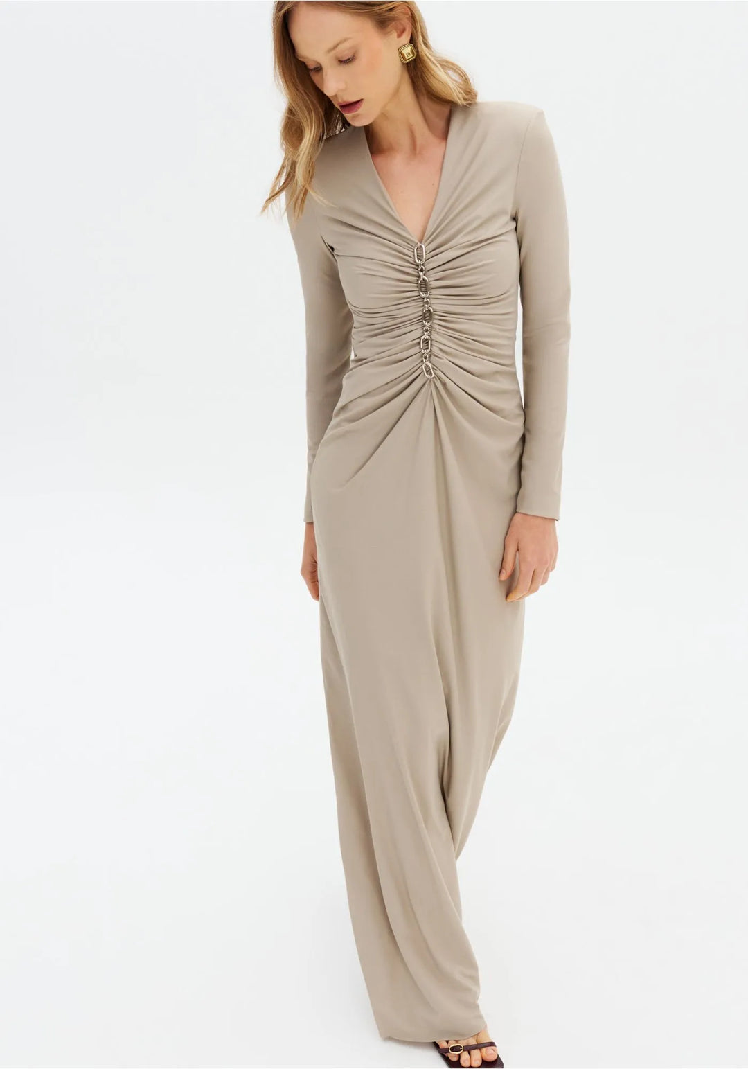 VESTIDO COMPRIDO BEGE COM CORRENTE LANÇA PERFUME