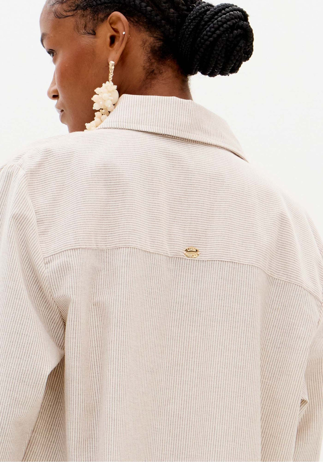 CAMISA CRU COM RISCA LANÇA PERFUME