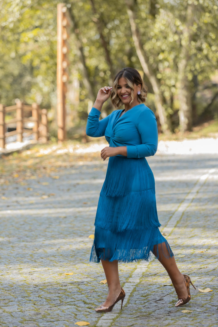 VESTIDO AZUL COM FRANJAS E DECOTE EM V PONTO CHIC
