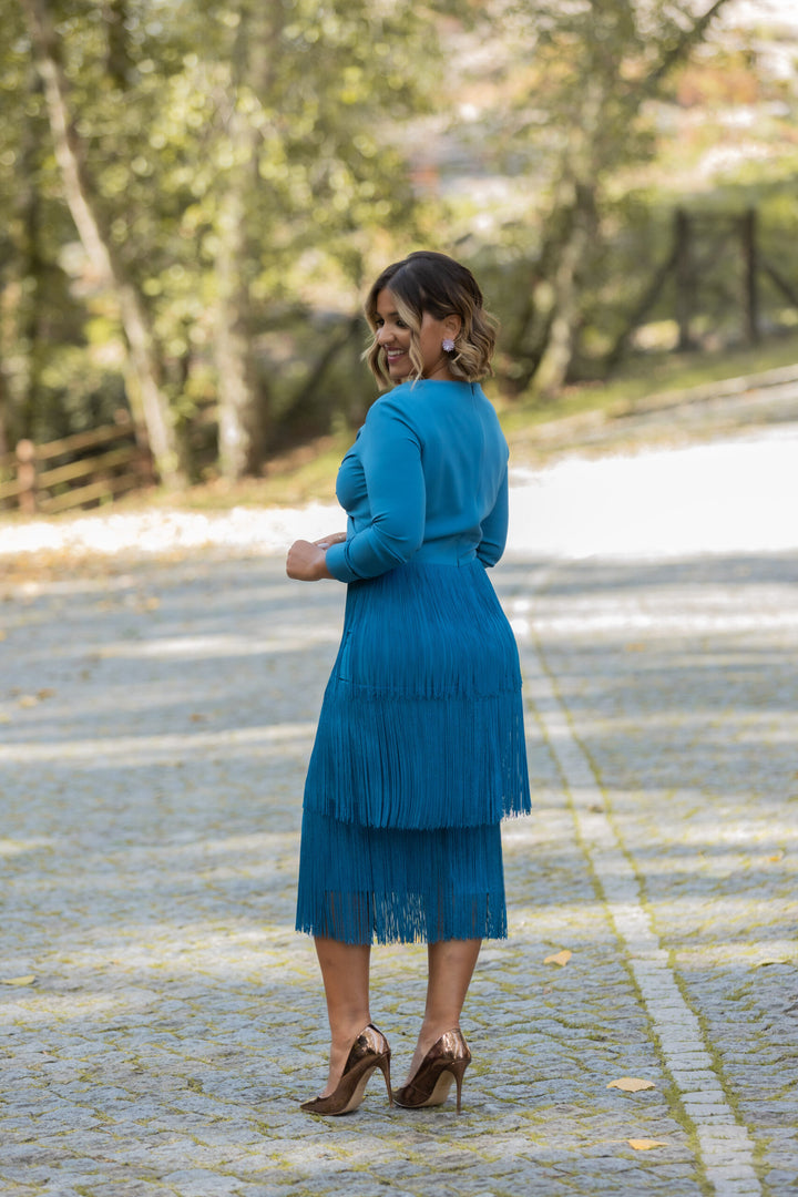 VESTIDO AZUL COM FRANJAS E DECOTE EM V PONTO CHIC