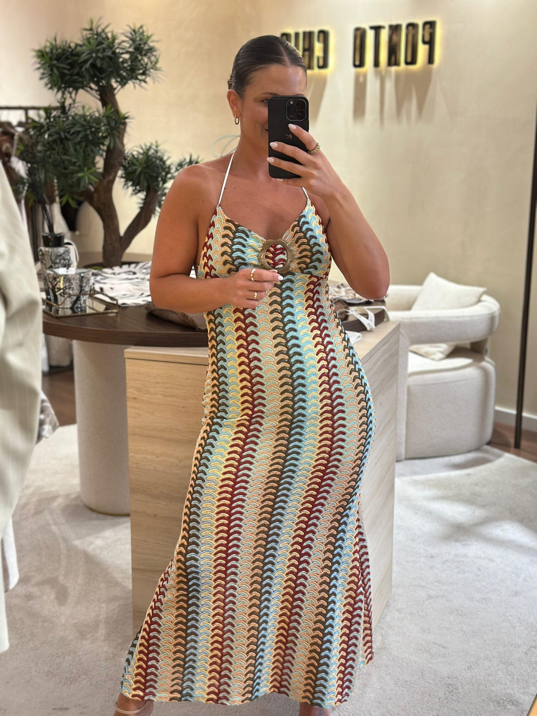 VESTIDO COMPRIDO TECIDO TRABALHADO COM FIVELA PONTO CHIC