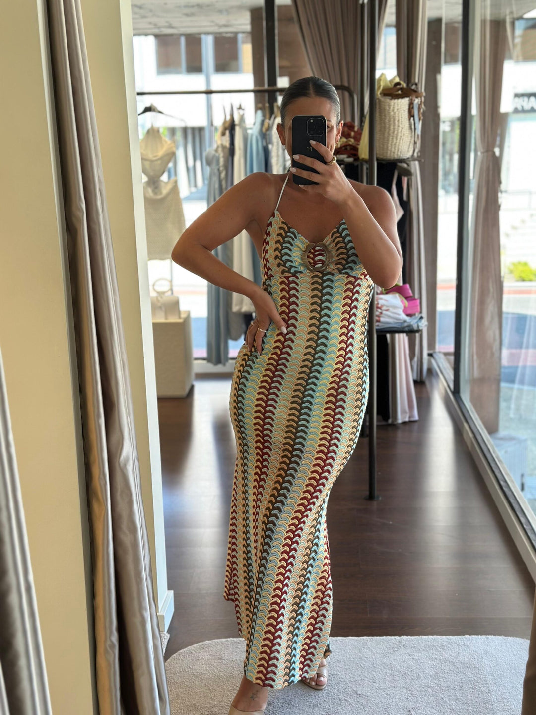 VESTIDO COMPRIDO TECIDO TRABALHADO COM FIVELA PONTO CHIC