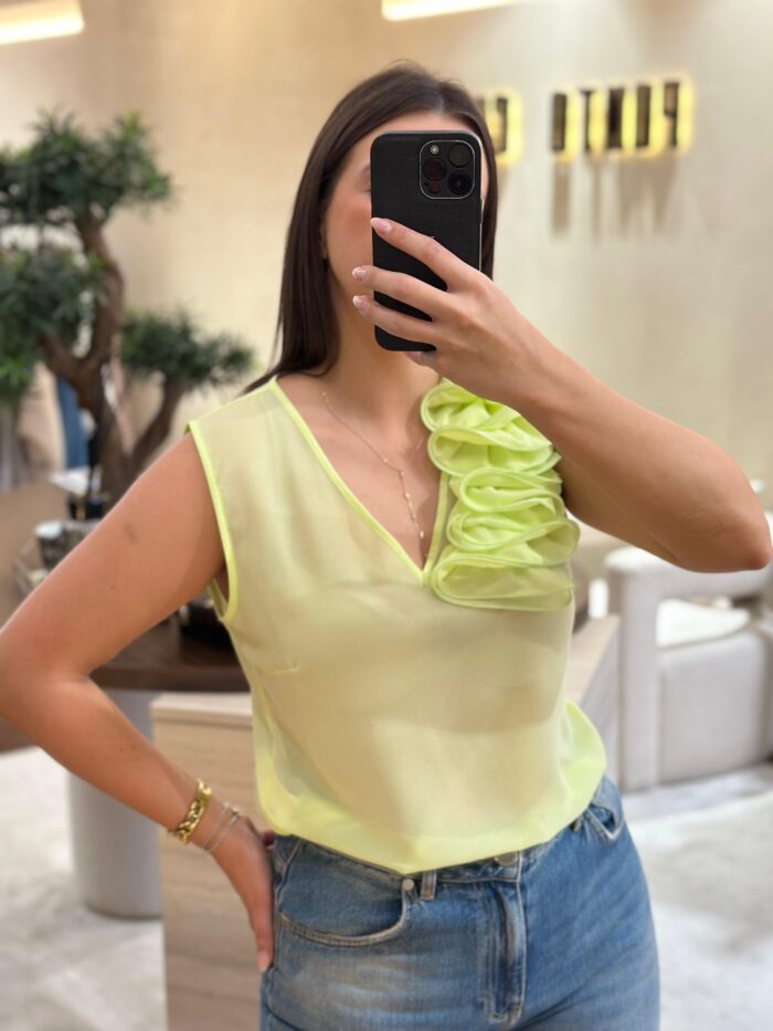 BLUSA VERDE LIMA COM FLOR RINASCIMENTO - Image 1