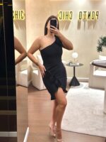 VESTIDO PRETO CURTO DECOTE ASSIMÉTRICO NO SECRETS