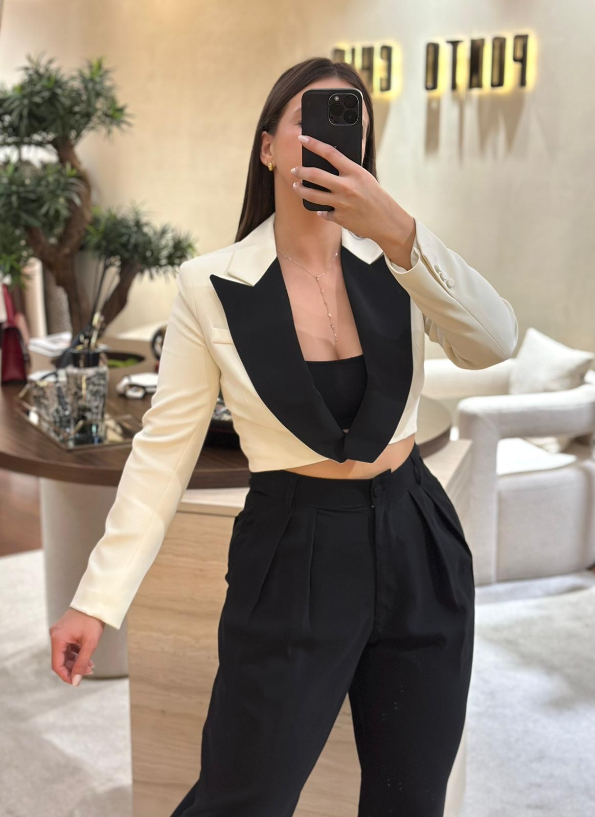 WhatsApp Image 2025-10-04 at 18.06.00 BLAZER CURTO CRÚ CONTRASTE PRETO IMPERIAL - Image 1