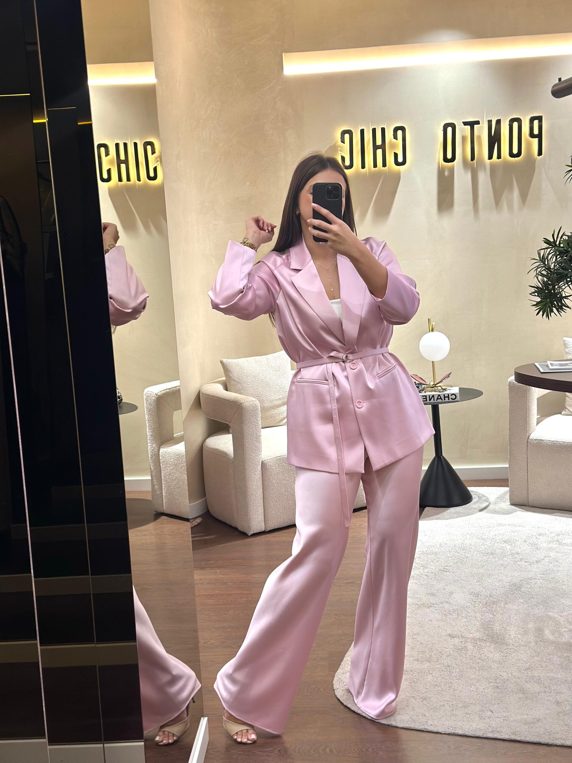 WhatsApp Image 2025-09-19 at 12.58.33 BLAZER ROSA ACETINADO IMPERIAL - Image 1