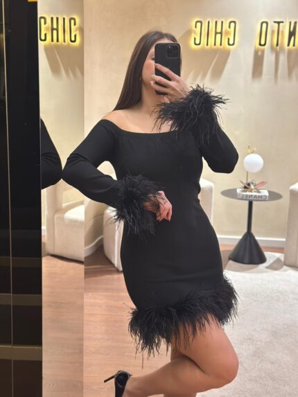 VESTIDO PRETO CURTO COM PENAS ELEH