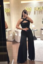 MACACÃO PRETO EM LICRA COM PERNA PLISSADA RINASCIMENTO - Image 2