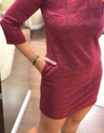 VESTIDO BORDEAUX COM PADRÃO TEXTURADO RINASCIMENTO - Image 3
