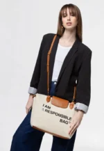 BOLSA BEGE COM MENSAGEM E DETALHES EM PELE CAMEL PONTO CHIC - Image 2
