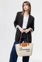 BOLSA BEGE COM MENSAGEM E DETALHES EM PELE CAMEL PONTO CHIC - Image 7