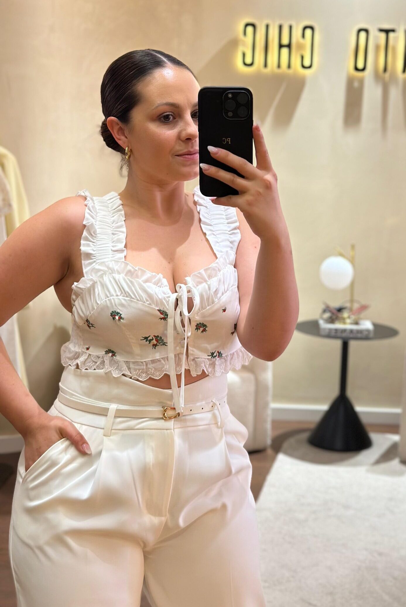 WhatsApp Image 2025-06-17 at 16.29.24 (4) TOP CURTO BRANCO COM ESTAMPADO PONTO CHIC - Image 1