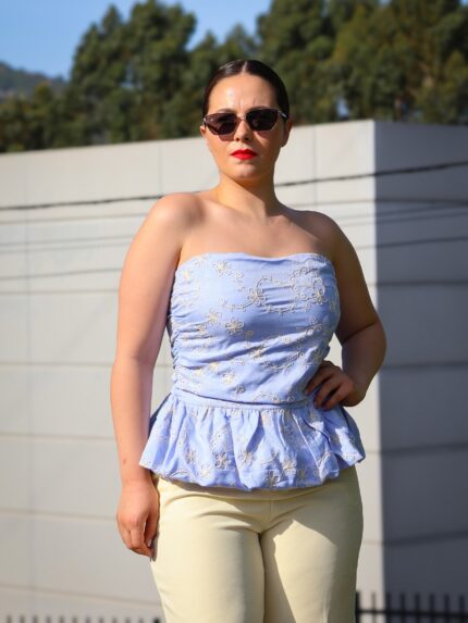 TOP AZUL COM BORDADOS PONTO CHIC