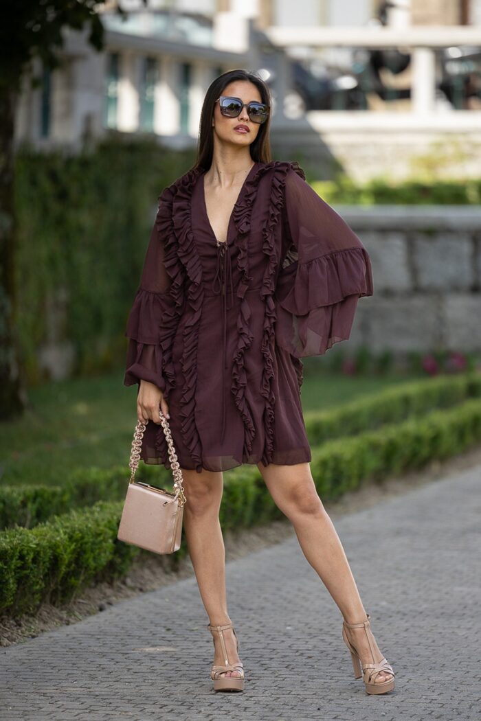 VESTIDO CURTO CASTANHO COM FOLHOS PONTO CHIC - Image 3