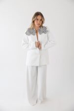 BLAZER BRANCO COM APLICAÇÃO NOS OMBROS LANÇA PERFUME - Image 2