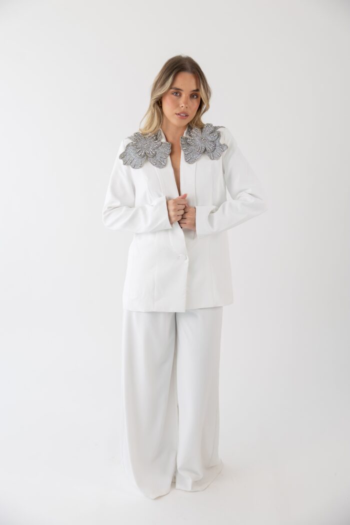 BLAZER BRANCO COM APLICAÇÃO NOS OMBROS LANÇA PERFUME - Image 2