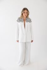 BLAZER BRANCO COM APLICAÇÃO NOS OMBROS LANÇA PERFUME - Image 3