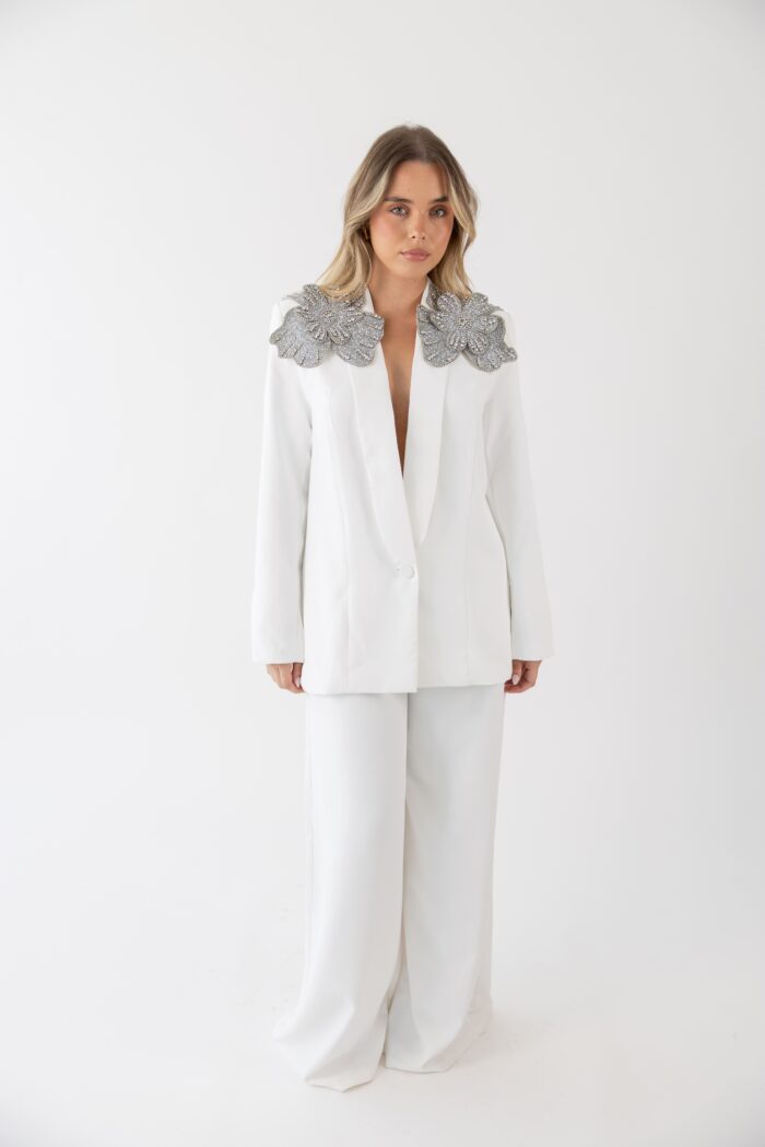 BLAZER BRANCO COM APLICAÇÃO NOS OMBROS LANÇA PERFUME - Image 3