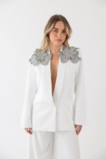 BLAZER BRANCO COM APLICAÇÃO NOS OMBROS LANÇA PERFUME - Image 4