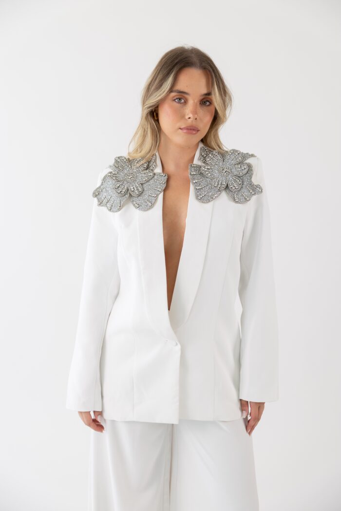 BLAZER BRANCO COM APLICAÇÃO NOS OMBROS LANÇA PERFUME - Image 4