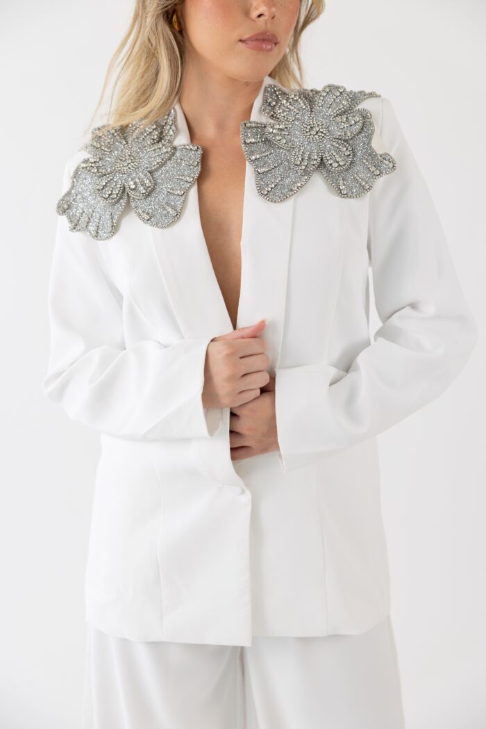 BLAZER BRANCO COM APLICAÇÃO NOS OMBROS LANÇA PERFUME - Image 6