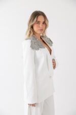 BLAZER BRANCO COM APLICAÇÃO NOS OMBROS LANÇA PERFUME - Image 5