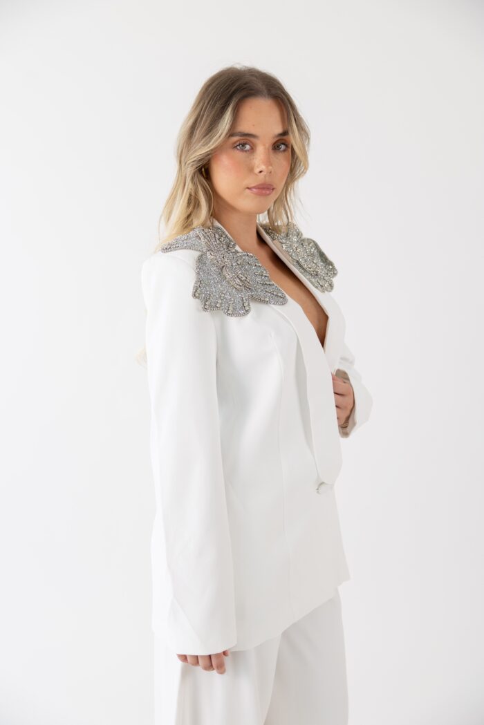 BLAZER BRANCO COM APLICAÇÃO NOS OMBROS LANÇA PERFUME - Image 5