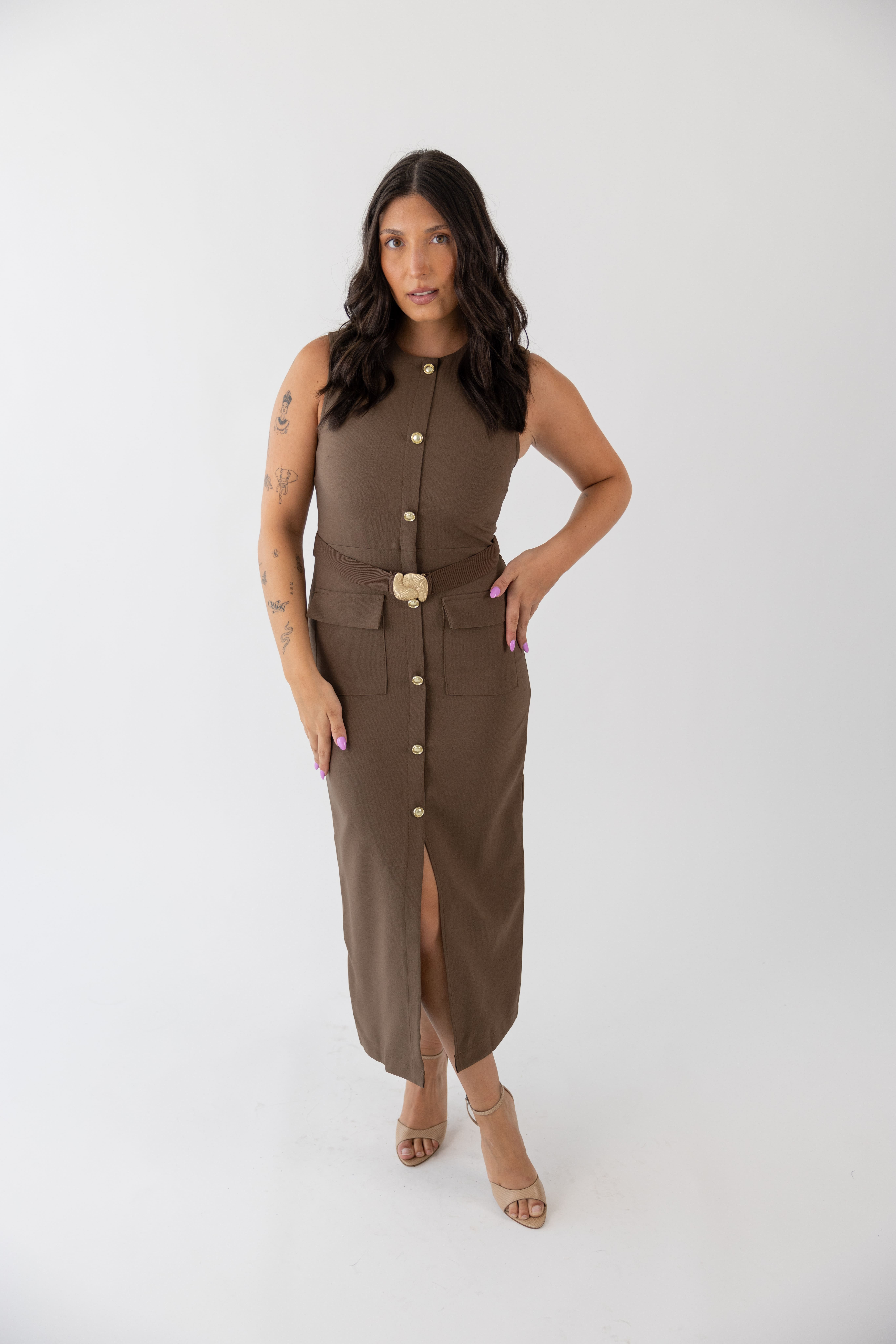3R1A8775 VESTIDO CASTANHO COM FIVELA PONTO CHIC - Image 1