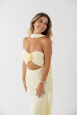 VESTIDO COMPRIDO AMARELO COM FLOR PONTO CHIC
