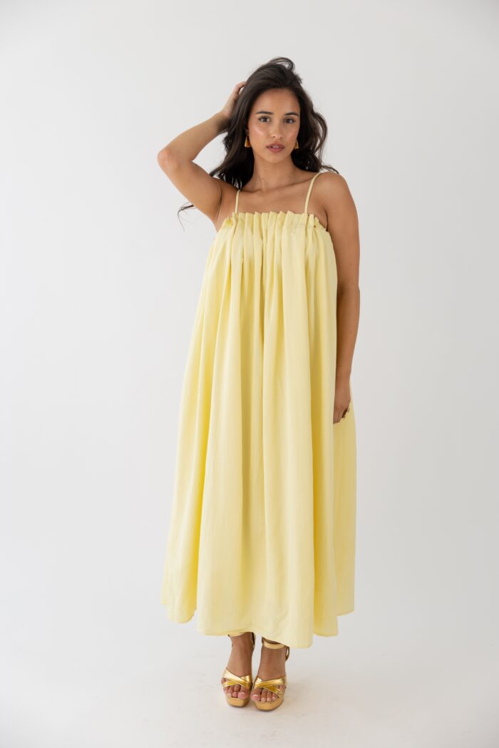 VESTIDO AMARELO COM PREGAS NO DECOTE PONTO CHIC - Imagen 1