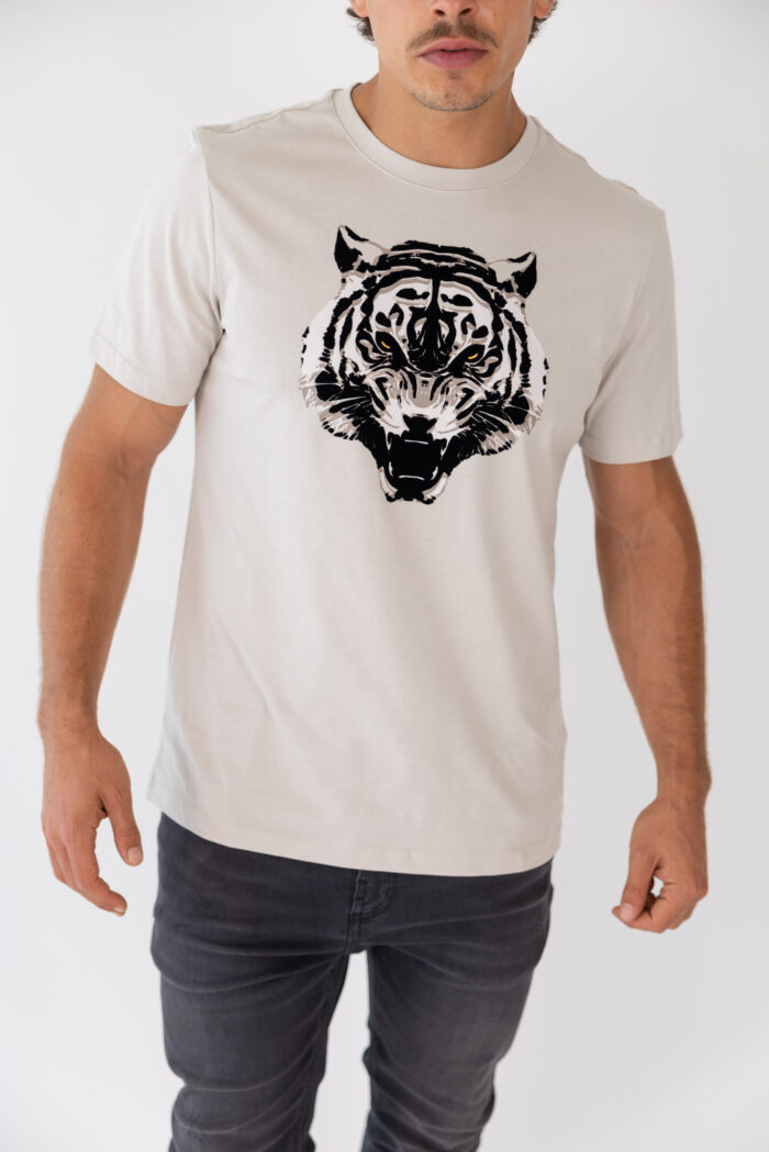 T-SHIRT BEGE ESTAMPADO LEÃO ANTONY MORATO - Imagen 3