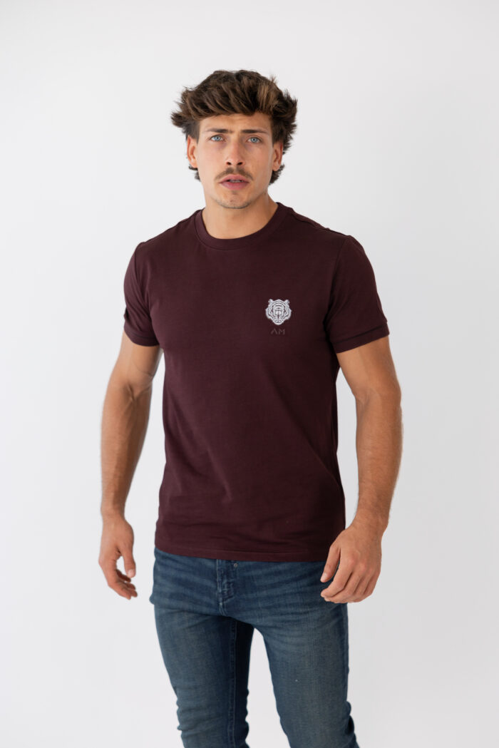 T-SHIRT BORDO COM ESTAMPADO LEÃO ANTONY MORATO - Image 1