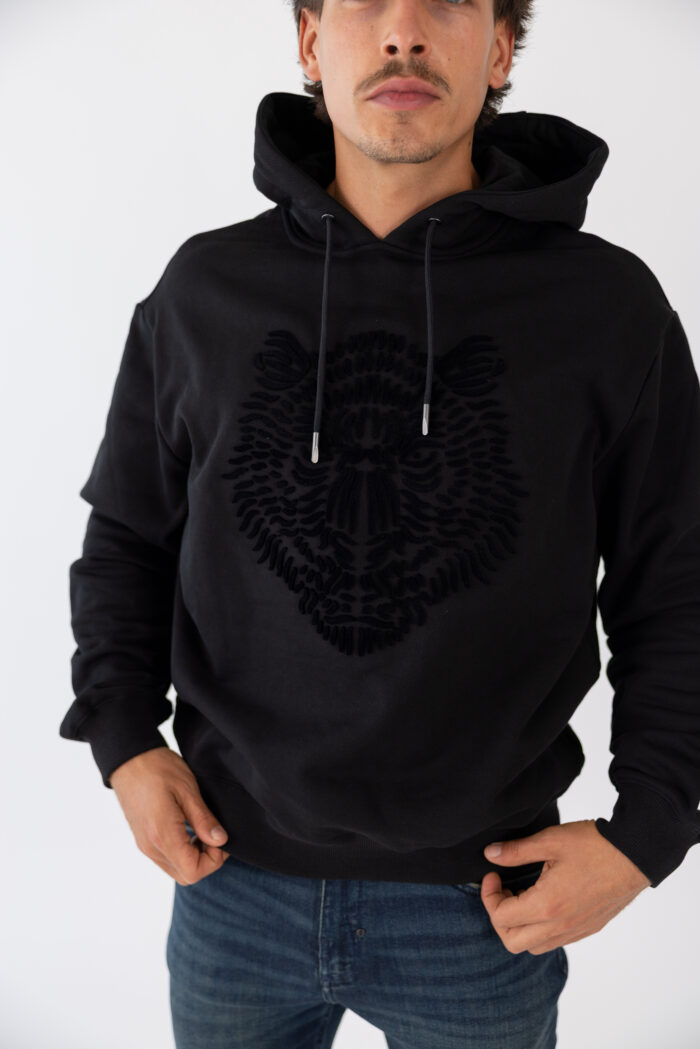 SWEATSHIRT PRETA COM ESTAMPADO LEÃO ANTONY MORATO - Image 2