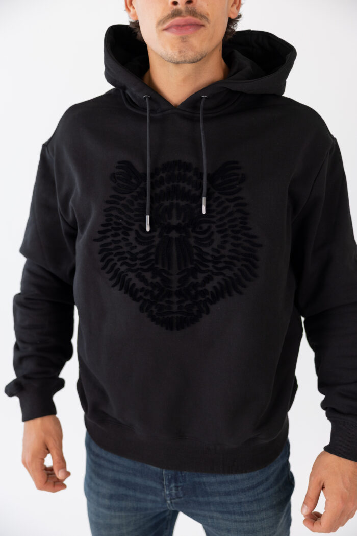 SWEATSHIRT PRETA COM ESTAMPADO LEÃO ANTONY MORATO - Image 3