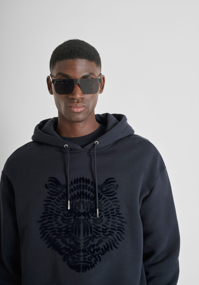 SWEATSHIRT PRETA COM ESTAMPADO LEÃO ANTONY MORATO - Image 2