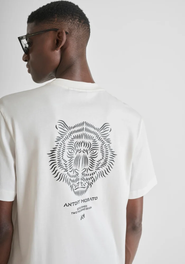 T-SHIRT BRANCA ESTAMPADO TIGRE NA COSTA  ANTONY MORATO - Image 4