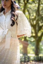 VESTIDO CAMSIEIRO BEGE EM TULE PONTO CHIC - Image 4