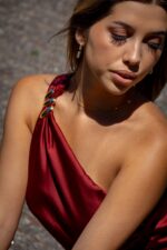 VESTIDO BORDO SÓ DE UM OMBRO PONTO CHIC - Image 3